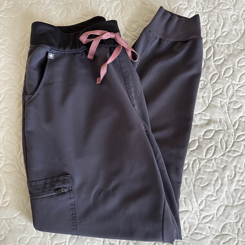 Figs Charcoal gray high waist Zamora joggers.  Size large.